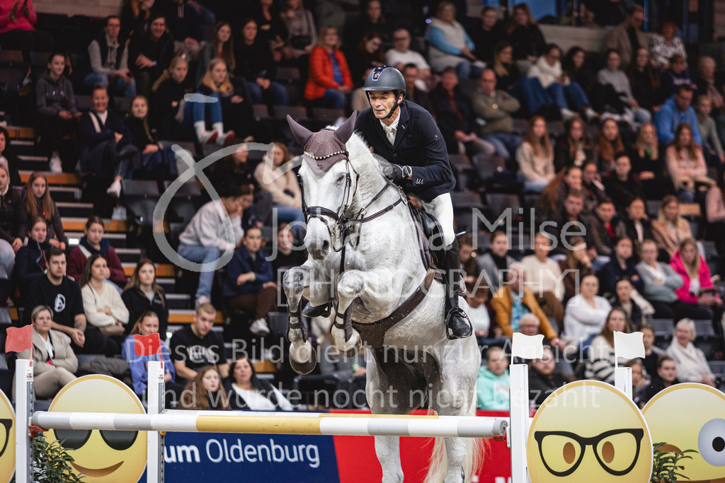 241103_Oldenburg_FinaleMittlereTour-220 | Deine schönsten Turniermomente als professionelle Fotos! Entdecke hochwertige Pferdesport-Fotografie im Online-Shop. Jetzt Fotos finden & bestellen!
