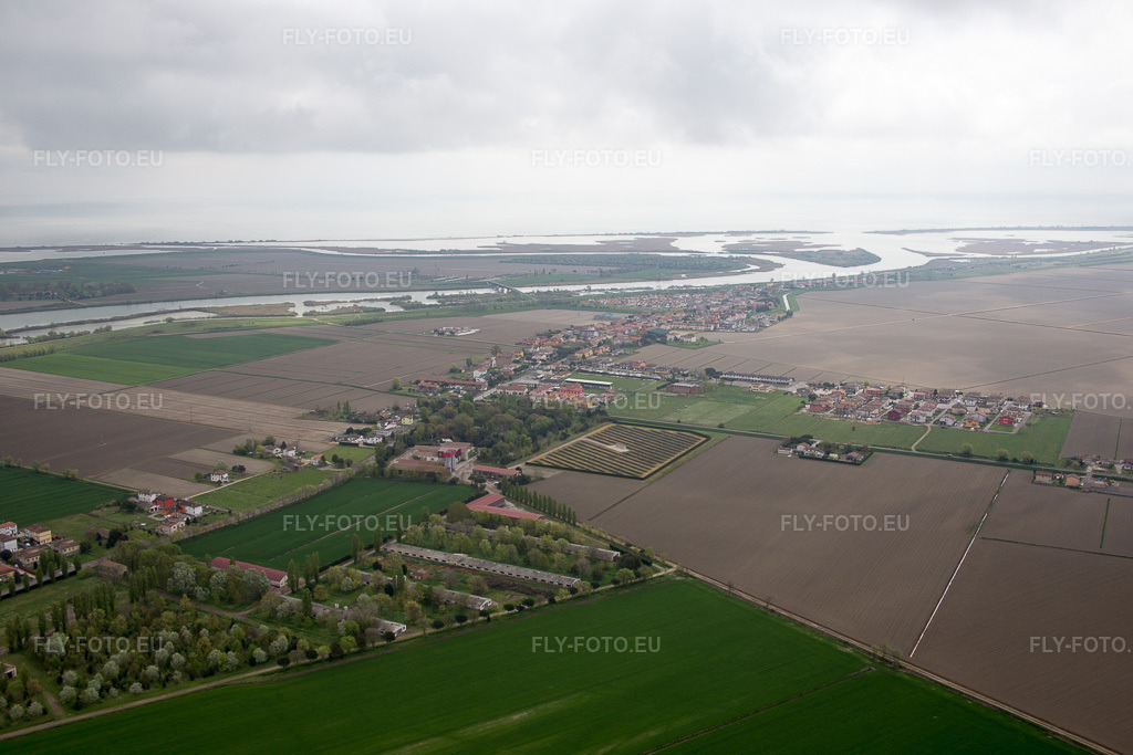 Vue aérienne: Vue de la ville à Scardovari dans le département Vénétie, Italie. Photo: IMG_087662.jpg prise le 09/04/2016 par Werner Riehm/FLY-FOTO.euRésolution de l'original: 5472 x 3648 px