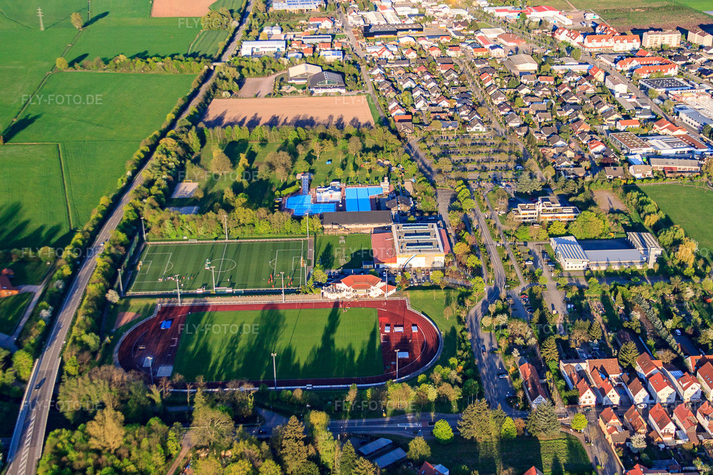 Luftbild: Stadion und Kunstrasenplatz des FSV Offenbach am Queichtalbad in Offenbach an der Queich im Bundesland Rheinland-Pfalz in Deutschland. Foto: IMG_56781.jpg vom 25.04.2013 durch Werner Riehm/FLY-FOTO.deQueichtalbad | VG Offenbach an der Queich
