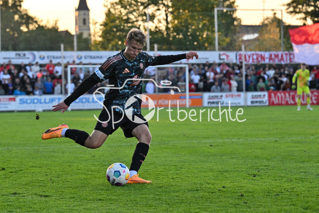 SpVgg Hankofen-Hailing - FC Bayern Amateure | am Ball Kurt RUEGER (FC Bayern München II #16) / Freisteller / Einzelfoto / Regionalliga Bayern: SpVgg Hankofen-Hailing - FC Bayern München II, Maierhofer-Bau Stadion am 20.09.2024