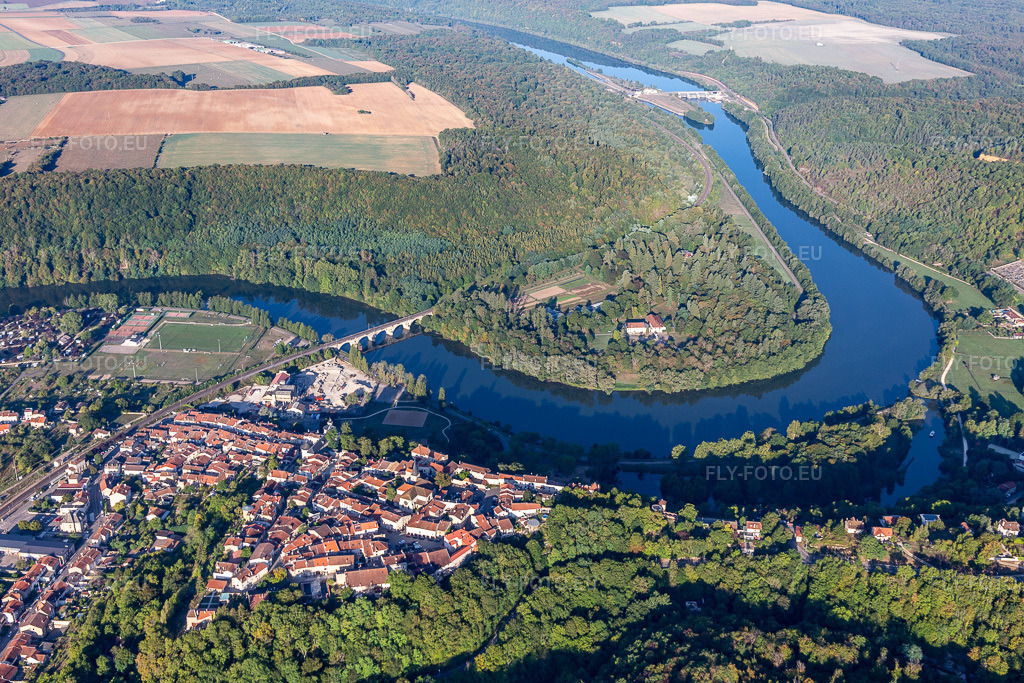 Vue aérienne: Moselknie et Domaine des Eaux Bleues à Liverdun dans le département Meurthe et Moselle, France. Photo: IMG_118135.jpg prise le 15/09/2019 par Werner Riehm/FLY-FOTO.euRésolution de l'original: 5472 x 3648 px