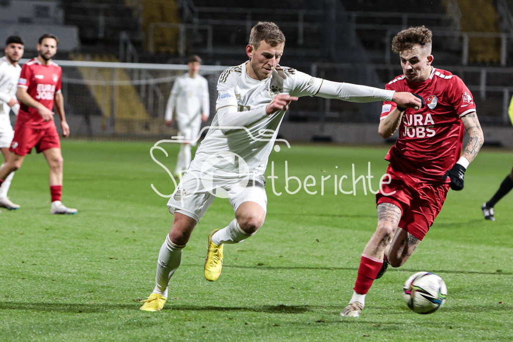 Türkgücü München - FC Bayern Amateure | Timo KERN (FCB #10) im Duell mit Sascha HINGERL (TGM #14)