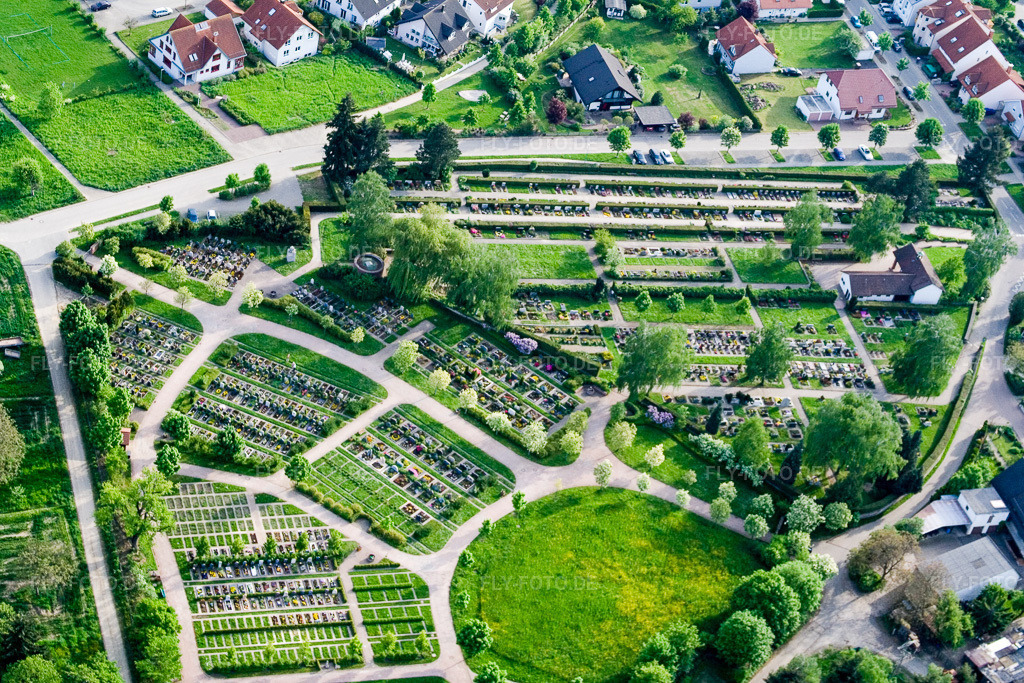 Luftbild: Friedhof im Ortsteil Langensteinbach in Karlsbad im Bundesland Baden-Württemberg in Deutschland. Foto: IMG_2001.jpg vom 14.05.2006 durch Werner Riehm/FLY-FOTO.de