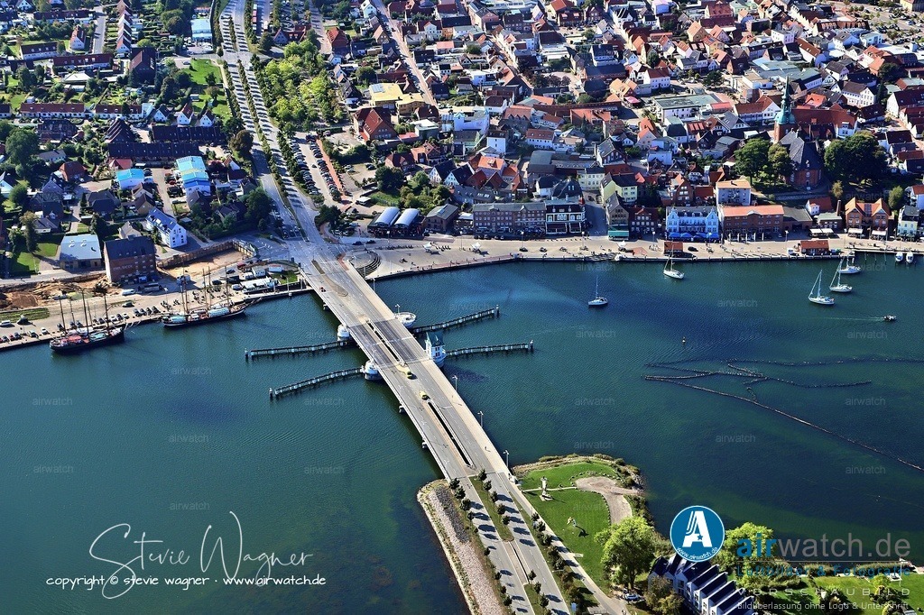 Luftbild Kappeln an der Schlei - Die Brücke ist 207,5 Meter lang und 23,90 Meter breit | Die Brücke ist 207,5 Meter lang und 23,90 Meter breit, mit einer lichten Höhe von 3,5 Metern im geschlossenen Zustand. Die Klappbrücke wird elektrohydraulisch angetrieben und öffnet sich auf Anforderung 20 Minuten vor der vollen Stunde.