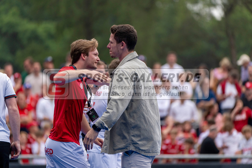 Final4_20250601-1511-HK108721 | Krefeld, Deutschland, 01.06.2025:  Feldhockey Final4 2025 – „Deutsche Feldhockey-Meisterschaften 2025“ Crefelder HTC - Rot-Weiss Köln (Finale Herren) im Gerd-Wellen-Hockeyanlage am 01.06.2025 in Krefeld, Deutschland. (Foto von Kramhöller/Fehrmann/Kaste)Krefeld, Germany, 01.06.2025: Feldhockey Final4 2025 – „Deutsche Feldhockey-Meisterschaften 2025“ Harvestehuder HTC - Düsseldorfer HC (Finale Damen) in Gerd-Wellen-Hockeyanlage at 01.06.2025 in Krefeld, Deutschland. (Foto from Kramhöller/Fehrmann/Kaste)