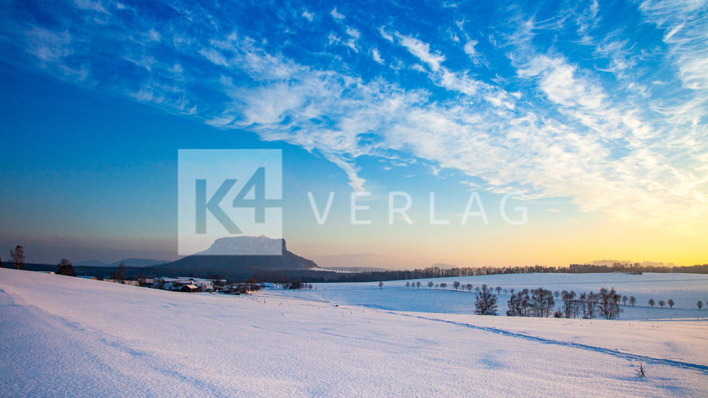 Wandbild-Panorama-Lilienstein-Winter_MG_3532 | Der Lilienstein – das Wahrzeichen des Nationalparks Sächsische Schweiz im Panorama-Format - Realisiert mit Pictrs.com