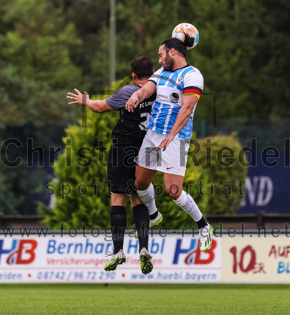 2023-08-05_099_FC_Langengeisling_gegen_SVN_Muenchen | Erding, Deutschland, 05.08.2023:
Fußball, Bezirksliga Oberbayern Ost 2023 / 2024, 2. Spieltag, FC Langengeisling gegen SVN München, Endergebnis: 1:3

Florian Rupprecht (FC Langengeisling, #39), Enes Kiran (SVN München, #4)

Foto: Christian Riedel / fotografie-riedel.net