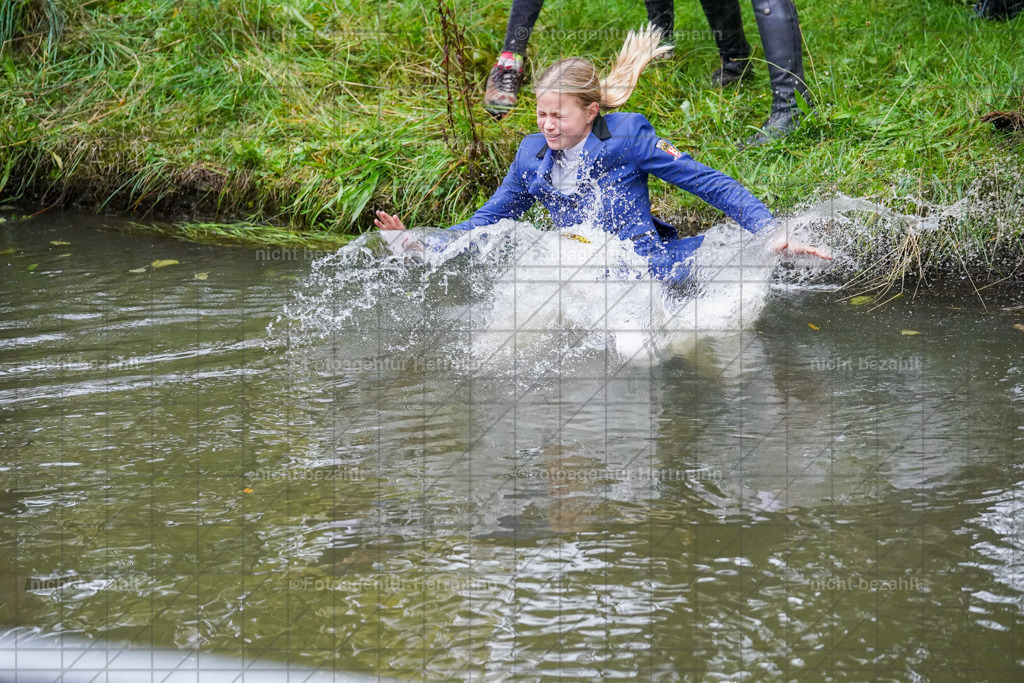 20221002-FAH09737 | Obberbayerische Meisterschaften Vielseitigkeit 2022, Schwäbische Meisterschaften Vielseitigkeit 2022, Mertingen, Schwaben, Bayern, Geländeturnier, Buschreiter, Turnierfotografen Bayern, Fotoagentur Herrmann,  Bayerische Meisterschaften VS Jun. / JR / Pony:, Turnierbilder, Pferdebilder, Turnierfotos, Pferdesortfotografie, Reitsportfotograf, Pferdeshooting