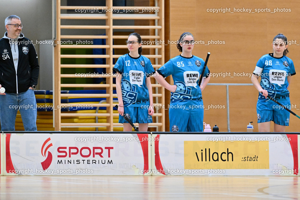 VSV Unihockey Damen vs. FCB München | Spielerbank FCB München, Betreuer FCB München Sven Auerswald, #12 Stefanie Auerswald FCB München, #85 Sara Pilaski FCB München, #88 Selay Aslan FCB München, VSV Unihockey Damen vs. FCB München, VSV Unihockey Damen vs. FCB München am 24.01.2026 in Villach (Ballspielhalle St. Martin), Austria, (Photo by Bernd Stefan)