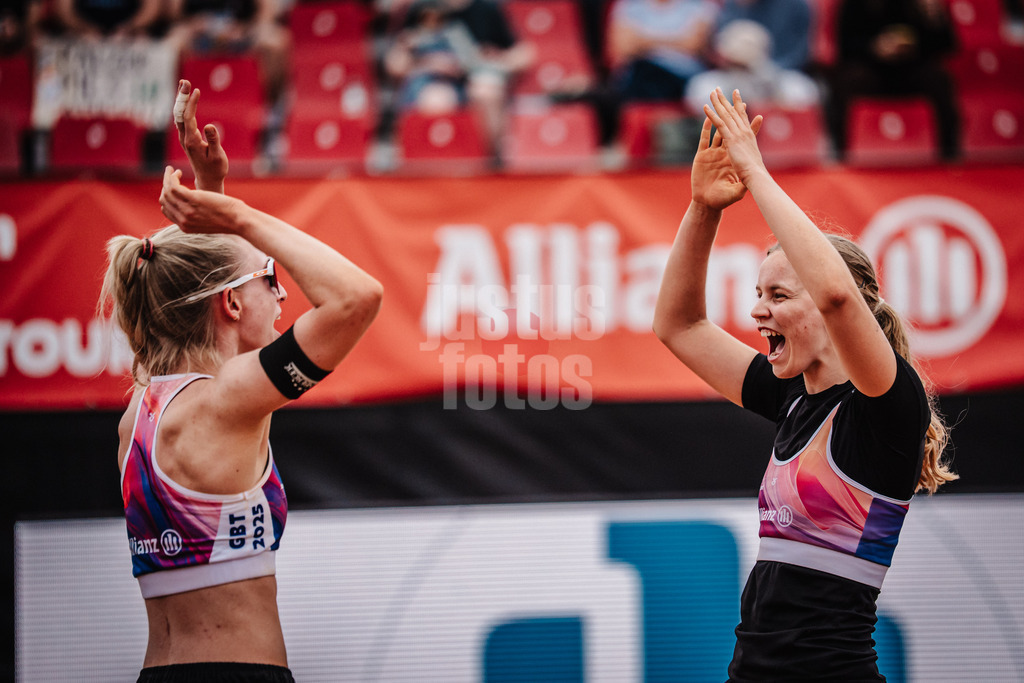 Beachvolleyball | Frauen | Allianz German Beach Tour 2025 | Tourstop München | 04.07.2025 | v.l. Giulia Deißenberger und Josefine Schäkel jubeln