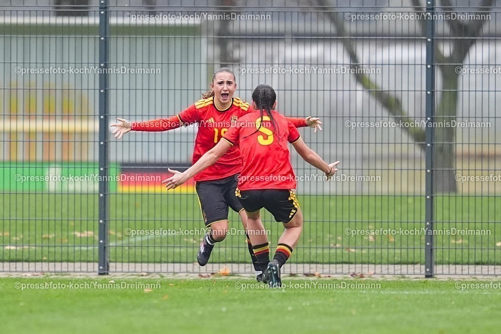 xYDRx26112501013 | 26.11.2025, xydrx, Fußball, Länderspiel, EM-Qualifikation U19-Frauen, Belgien - Deutschland, Sportschule Wedau: Torjubel nach dem Tor zum 1:0 für Belgien durch Torschütze Eva Spelkens (BEL #19) zusammen mit Free Vanneste (BEL #5)