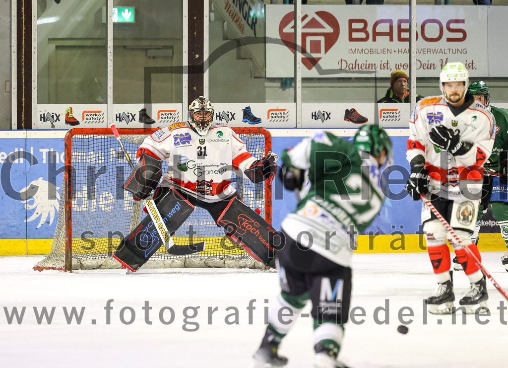 2023-10-29_039_TSV_Erding_gegen_TSV_Peissenberg | Erding, Deutschland, 29.10.2023:
Eishockey, Bayernliga Vorrunde 2023 / 2024, 5. Spieltag, TSV Erding gegen TSV Peißenberg, Endergebnis: 

Torwart Korbinian Sertl (TSV Peissenberg, #31), Mark Waldhausen (Erding Gladiators, #27)

Foto: Christian Riedel / fotografie-riedel.net