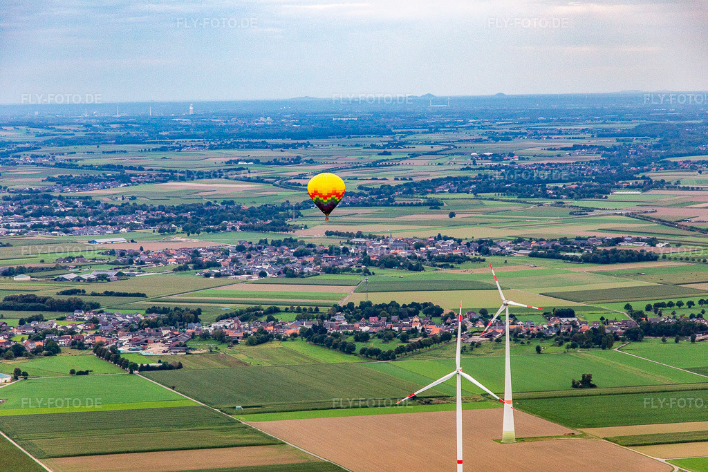 Luftbild: Heißluftballon am Windpark im Ortsteil Straeten in Heinsberg im Bundesland Nordrhein-Westfalen in Deutschland. Foto: IMG_143412.jpg vom 07.09.2024 durch Werner Riehm/FLY-FOTO.de