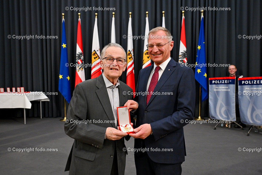 Ehrung Max Stoeger_ goldenes Verdienstkreuz_ 29.04.2024-7 | 29.04.2024, Landhaus Linz, AUT, Ehrung Max Stoeger, goldenes Verdienstkreuz im Bild Max Stoeger und LH Thomas Stelzer (VP, Landeshauptmann Ooe)
