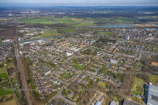 Voerde240309440 | Luftbild, Wohngebiet Ortsansicht Ortsteil Friedrichsfeld, Bahnhof Friedrichsfeld mit neuem Bahnsteig und S-Bahn, Ausbau der Betuweroute und Betuwe-Linie Eisenbahnstrecke, hinten der Wesel-Datteln-Kanal und der Lipperandsee mit Lippeaue, Friedrichsfeld, Voerde, Nordrhein-Westfalen, Deutschland