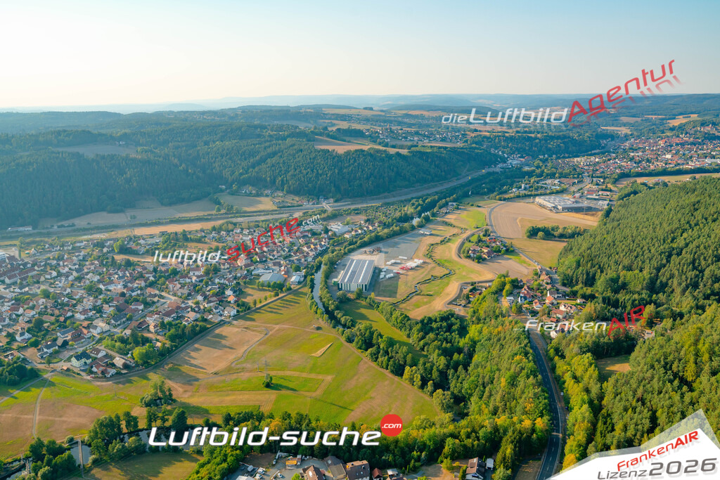 Die Luftbildaufnahme Neuses - Kronach wurde 2018 mittels Flugzeug (keine Drohne) erstellt. Perfekte Schärfe und Druck- Auflösung- Garantiert!