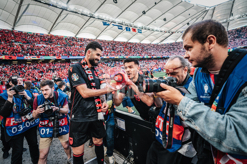Fußball | Herren | UEFA-Fußball-Europameisterschaft 2024 | Gruppe B | Kroatien vs. Albanien | 19.06.2024 | Elseid Hysaj (#4, Albanien) und Mirlind Daku (#19, Albanien) feiern mit den Fans nach dem Sieg