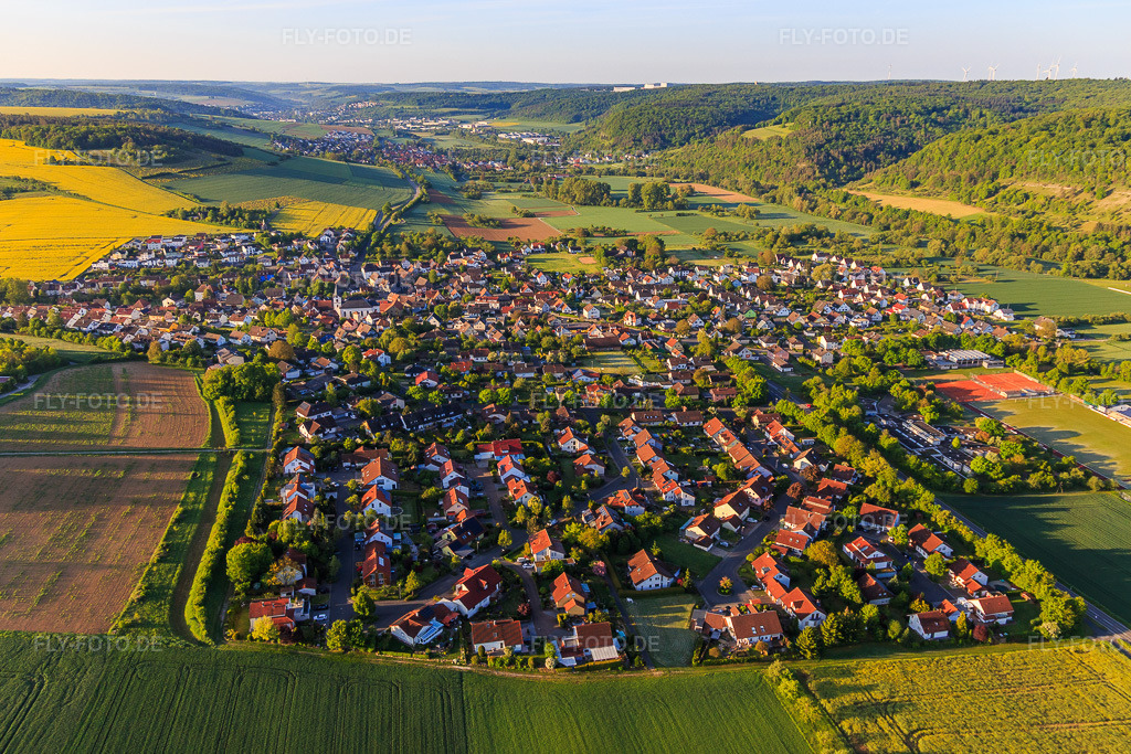 Luftbild: Ortsansicht aus Norden am Morgen im Taubertal im Ortsteil Unterbalbach in Lauda-Königshofen im Bundesland Baden-Württemberg in Deutschland. Foto: IMG_146317.jpg vom 10.05.2025 durch Werner Riehm/FLY-FOTO.de
