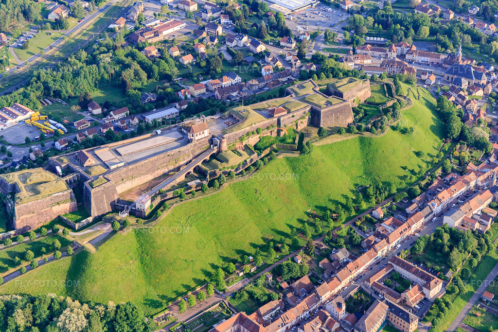 Aerial view: Citadelle de Bitche and Jardin pour la Paix from the north in Bitsch in the state Moselle, France.Photo: IMG_107236.jpg taken on 05/18/2018 by Werner Riehm/FLY-FOTO.comResolution of the original: 5472 x 3648 pxWWW.CITADELLE-BITCHE.COM