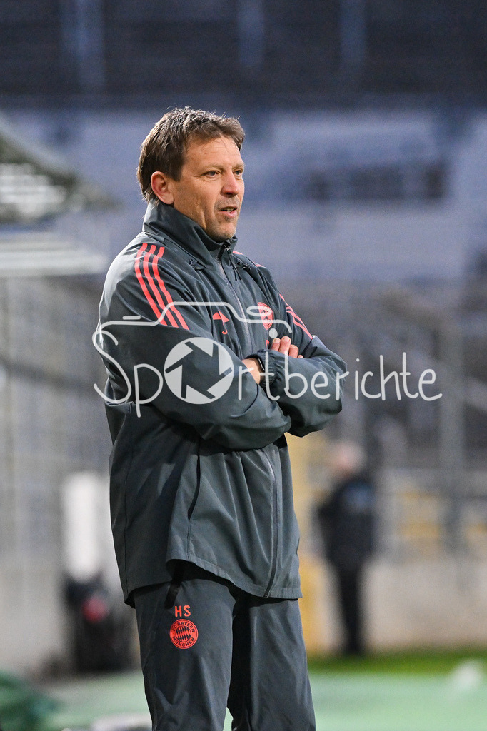 FC Bayern Amateure - SpVgg Ansbach | MUNICH, GERMANY - 17. APRIL: im Bild Holger SEITZ Cheftrainer FC Bayern München II / Einzelfoto / Freisteller während dem Match zwischen den Amateuren des FC Bayern München und der SpVgg Ansbach am 29. Spieltag der Regionalliga Bayern im Grünwalder Stadion