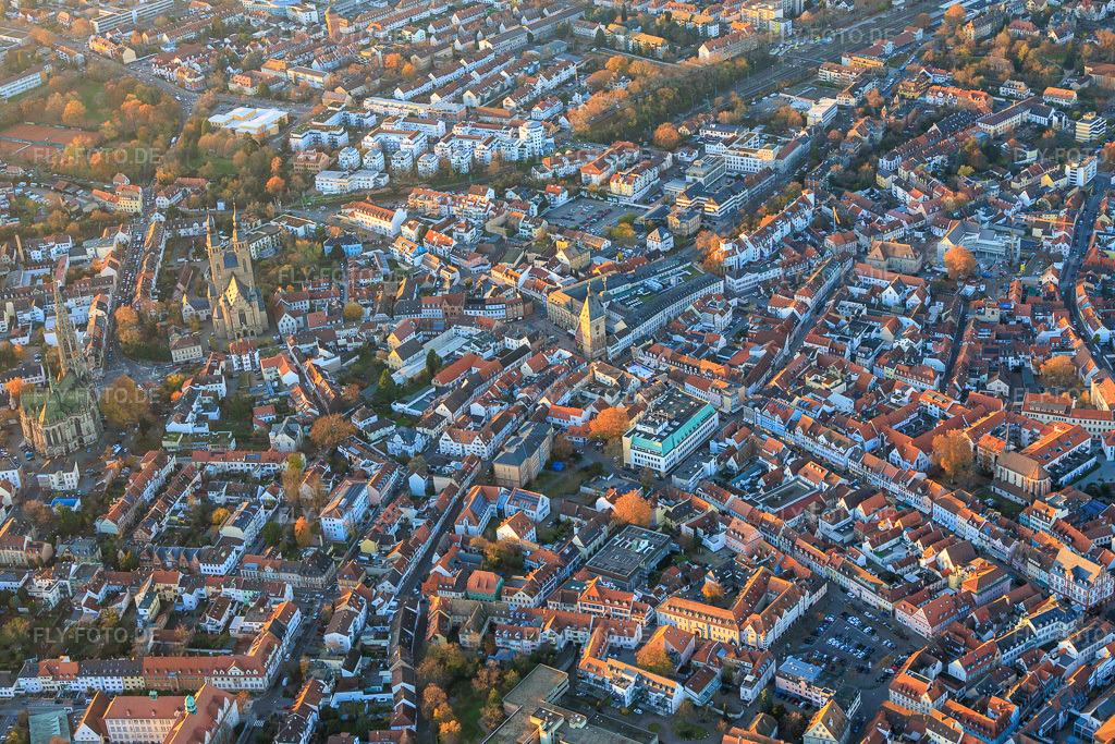 Luftbild: Speyerer Altstadt mit Gilgenstraße Altpörtel und Maximilianstraße am Abend in Speyer im Bundesland Rheinland-Pfalz in Deutschland. Foto: IMG_151414.jpg vom 18.11.2025 durch Werner Riehm/FLY-FOTO.de