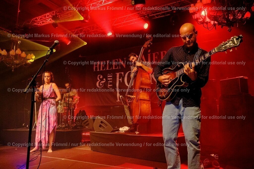 20230728-helen-maier-and-the-folks-027 | Helen Maier &amp; The Folks am Luzern Live Festival. Am Freitag 28. Juli 2023 im Hotel Schweizerhof in Luzern. Helen Maier — Violine / Alexander Graf — Violine, Bratsche / Andreas Gut — Akkordeon / Theo Känzig — Gitarre / Jonas Künzli — Kontrabass / Adrian Böckli — Schlagzeug, Percussion. Foto: Markus Frömml