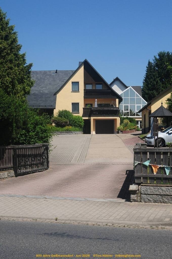 Geißmannsdorf-2026-Ortsbilder-276 | Geißmannsdorf bei Bischofswerda im Sommer 2026. Ein fotografischer Streifzug durch das Dorf Geißmannsdorf, mit Gebäuden, Straßen, Strohpuppen und geschmückten Vorgärten und Grundstücken anlässlich der 800-Jahr-Feier von Geißmannsdorf im Juni 2026 - Realisiert mit Pictrs.com