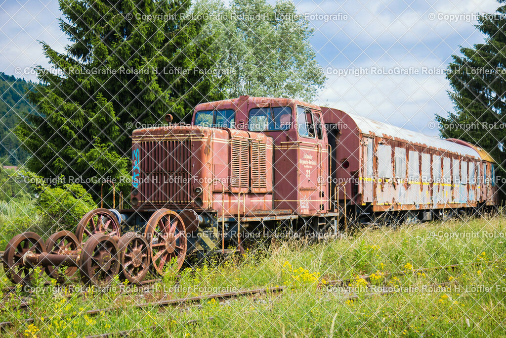 Eisenbahnnostalgie_19 | Alte Lokomotive und Achsen auf dem Abstellgleis - Realisiert mit Pictrs.com