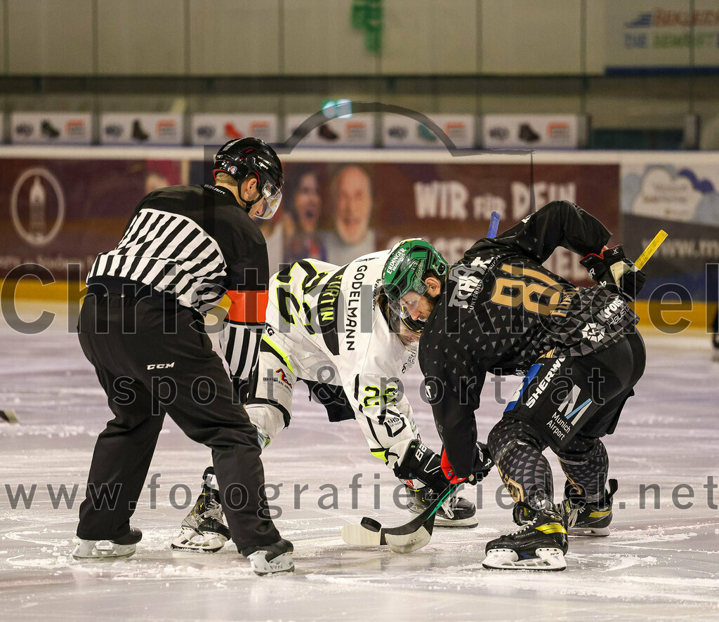 2024-02-16_009_TSV_Erding_gegen_ERSC_Amberg | Erding, Deutschland, 16.02.2024:
Eishockey, Bayernliga Playoffs 2023 / 2024, 1. Spieltag, TSV Erding gegen ERSC Amberg, Endergebnis: 1:2

Hunter Fortin (ERSC Amberg, #22), Maximilian Forster (Erding Gladiators, #81)

Foto: Christian Riedel / fotografie-riedel.net