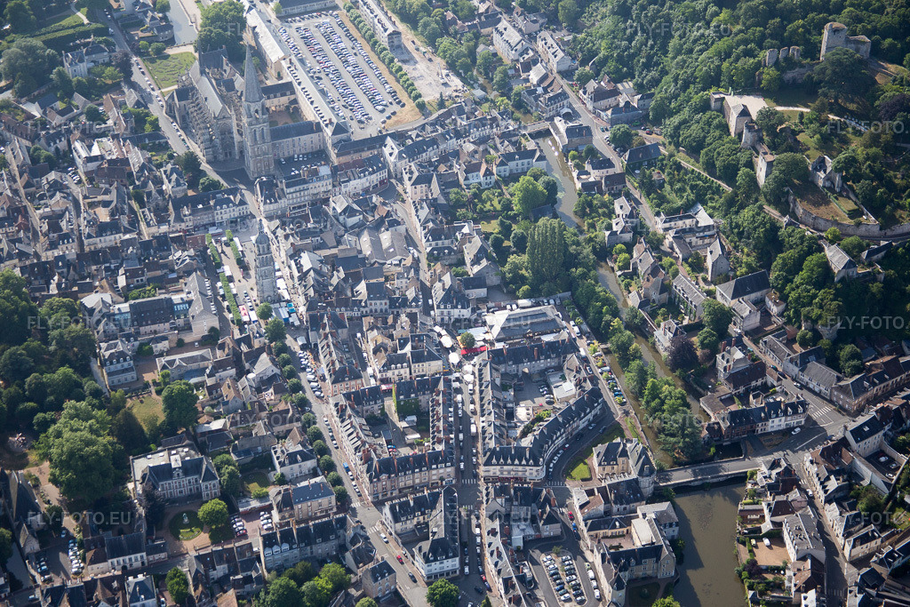 Vue aérienne: Vue de la ville à Vendôme dans le département Loir et Cher, France. Photo: IMG_081088.jpg prise le 19/06/2015 par Werner Riehm/FLY-FOTO.eu – Résolution de l'original: 5472 x 3648 px
