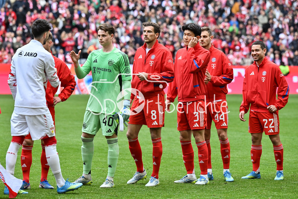 FC Bayern München - VfB Stuttgart | MUNICH, GERMANY - 19. APRIL: ATAKAN KARAZOR (VFB STUTTGART 16), Joshua KIMMICH (FC Bayern Munich 6), Jonas Kurt URBIG (FC Bayern Munich 40), Leon GORETZKA (FC Bayern Munich 8), Minjae KIM (FC Bayern Munich 3), Josip STANISIC (FC Bayern Munich 44), Raphael GUERREIRO (FC Bayern Munich 22) during the Bundesliga Match between FC Bayern Munich vs. VfB Stuttgart at Matchday 30 at Allianz Arena / DFL REGULATIONS PROHIBIT ANY USE OF PHOTOGRAPHS AS IMAGE SEQUENCES AND/OR QUASI-VIDEO