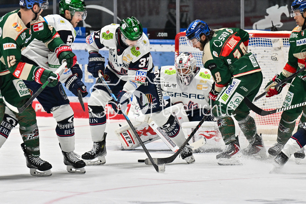 Augsburger Panther - Eisbären Berlin | im Duell Markus VIKINGSTAD (Eisbären Berlin 37) und Anthony LOUIS (Augsburger Panther 18) / Zweikampf / DEL: Augsburger Panther  - Eisäbren Berlin; Curt Frenzel Stadion am 03.10.2025