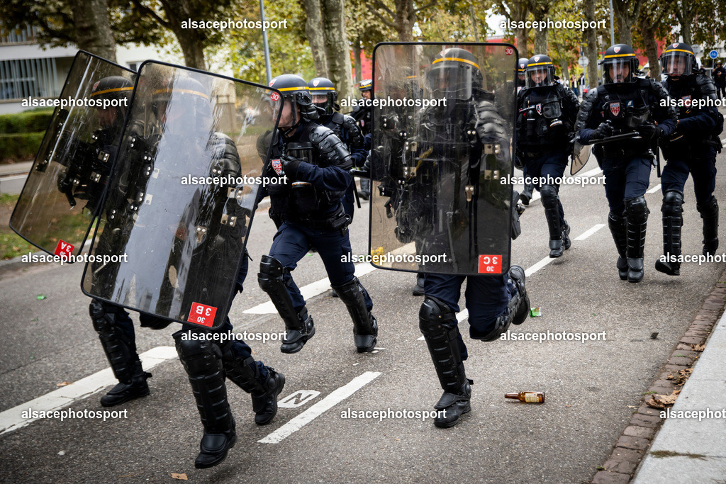 9L6A7337 | Des lycéens organisent de nouveaux blocages en Alsace le 13 octobre 2026, avant des rassemblements prévus à Strasbourg et à Mulhouse, en France. Cette mobilisation témoigne de la colère croissante des élèves face aux problèmes liés à l’éducation. Strasbourg - Realisiert mit Pictrs.com