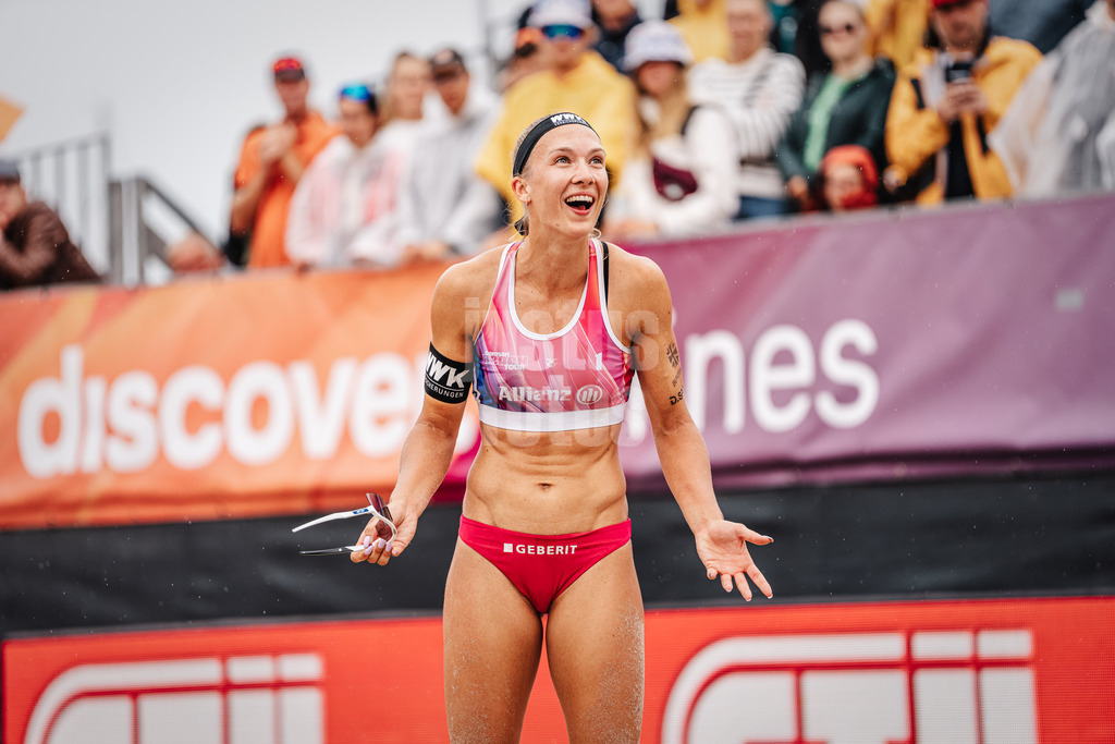 Beachvolleyball | Frauen | Allianz German Beach Tour 2024 | Tourstop Kühlungsborn 2 | 18.08.2024 | Sandra Ittlinger kann die Entscheidung der Schiedsrichter nicht nachvollziehen