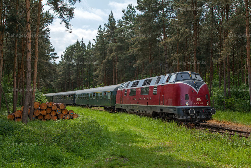 V200007Eystrup2p300515 | Stöbern Sie durch einzigartige Aufnahmen und finden die perfekte Aufnahme für jeden Eisenbahnentheusiast! Stellen Sie sich aus einer Reihe von Möglichkeiten wie der Druck auf Leinwände, Fotoposter, Kalender oder Magnetfotos Ihr Geschenk zusammen - Realisiert mit Pictrs.com