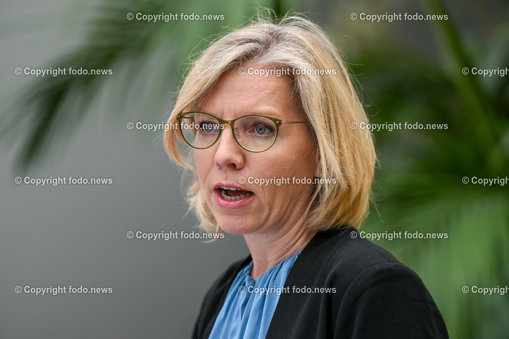 Pressekonferenz mit BMin Gewessler und LR Kaineder_ Neues UVP-Gesetz ist Turbo für die Energiewende in Oesterreich_ 02.05.2023-12 | 02.05.2023, Cubus Linz, AUT, Pressekonferenz mit BMin Gewessler und LR Stefan Kaineder, Neues UVP-Gesetz ist Turbo für die Energiewende in Oesterreich und ein Schluessel zum Heben des enormen Windkraftpotenzials in Oberoesterreich, im Bild BMin Eleonore Gewessler (Die Gruenen, Klimaschutz, Umwelt, Energie, Mobilitaet, Innovation und Technologie)