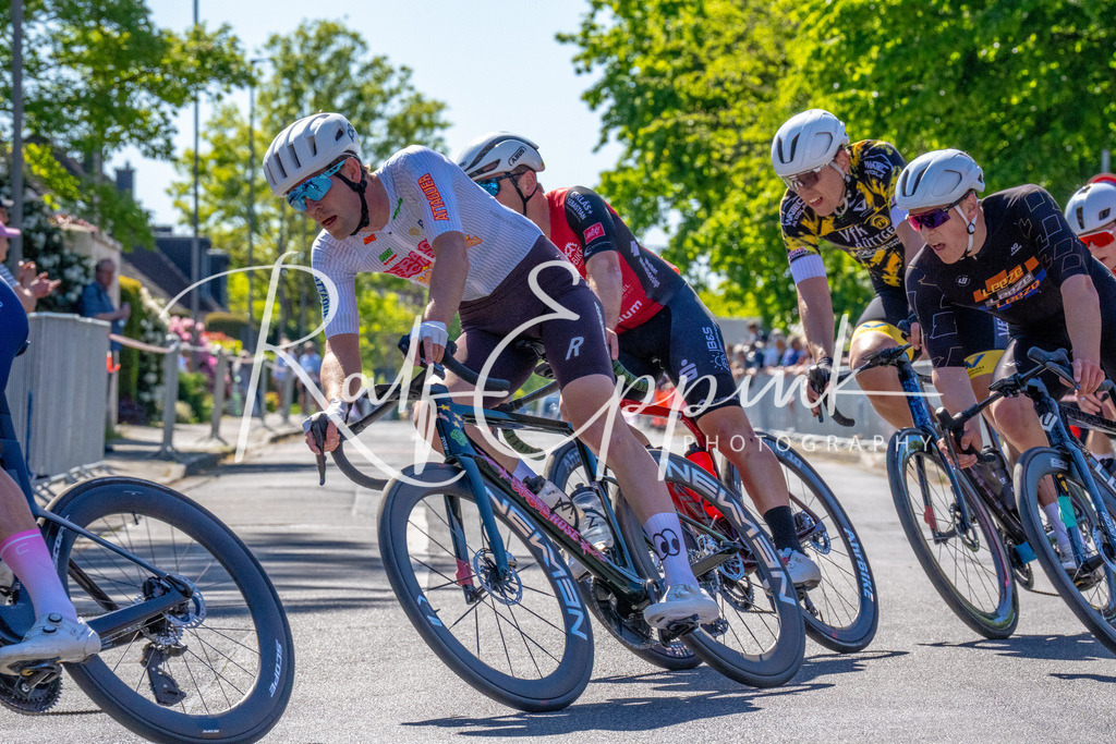 Spurt in den Mai 2026 - Großer Preis der Sparkasse Neuss | Annual one-day road cycling race "Großer Preis der Sparkasse Neuss" held in Büttgen, Germany, organized by VfR Büttgen 1912 e.V. The event features multiple races across all age categories from U11 youth to Elite men. - Realisiert mit Pictrs.com