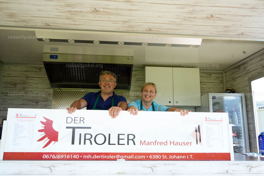 168_20230817_Bewerb_Maenner_Muehlanger | AUT - OESTERREICH, 2023-08-16: SPORT RENNRAD-FAHREN - 55. INTERNATIONALER RADWELTPOKAL IN ST. JOHANN IN TIROL  - Vintage-Radrennen mit WM-Bronze-Medaillen-Siegerin Christina Schweinberger, den Teilnehmer und Alexander Baumann (vom Orginastions-Team) - TAG 2 BEWERB MAENNER IN SECHS GRUPPEN  ; Foto: Roland Muehlanger