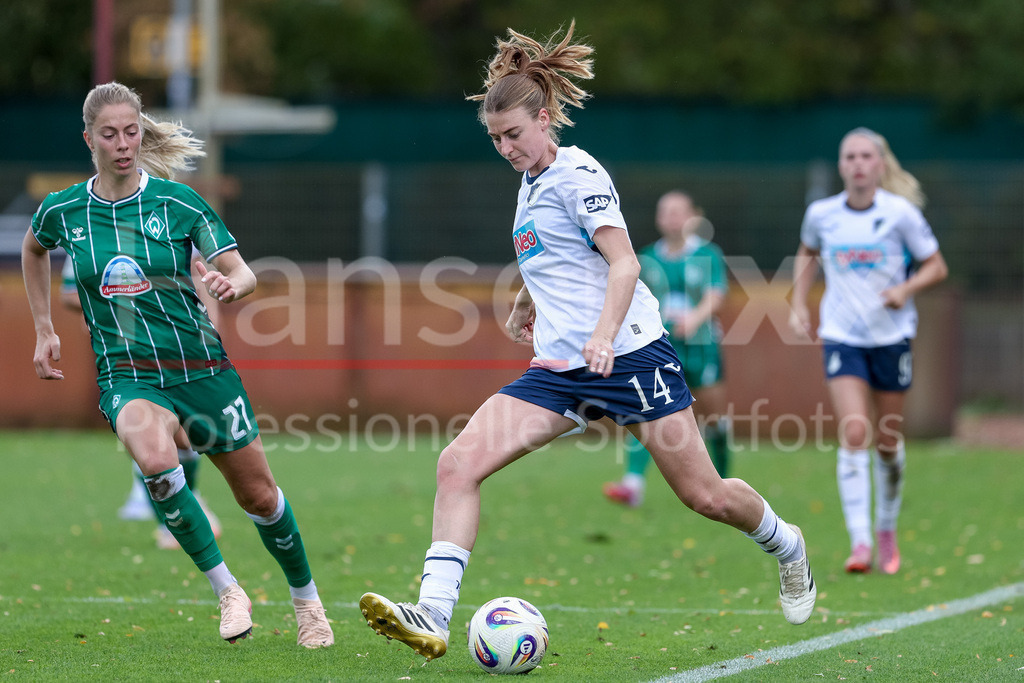 Fussball, Google Pixel Frauen-Bundesliga, SV Werder Bremen - TSG 1899 Hoffenheim | v.li.: Sharon Beck (SV Werder Bremen, 27) und Lisa Doorn (TSG 1899 Hoffenheim, 14) im Zweikampf, Duell, Dynamik, Aktion, Action, Spielszene, DIE DFB-RICHTLINIEN UNTERSAGEN JEGLICHE NUTZUNG VON FOTOS ALS SEQUENZBILDER UND/ODER VIDEOÄHNLICHE FOTOSTRECKEN. DFB REGULATIONS PROHIBIT ANY USE OF PHOTOGRAPHS AS IMAGE SEQUENCES AND/OR QUASI-VIDEO.