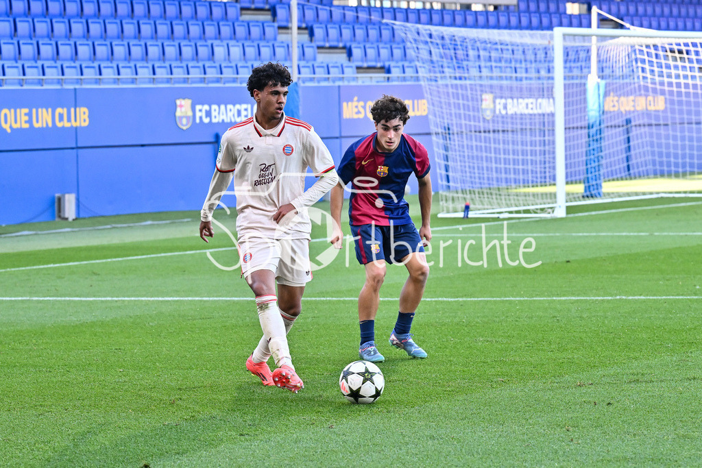 FC Barcelona U19 - FC Bayern München U19 | im Duell Adam AZNOU (FCB #3) und Jan VIRGILI (FC Barcelona U19 #7) / zwekampf / UEFA Youth League: FC Barcelona U19 - FC Bayern München U19, Estadi Johan Cruyff am am 23.10.2024