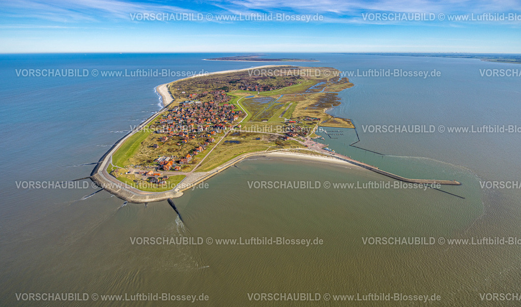 Aurich251105173Baltrum | Luftbild, Gesamtansicht der Ostfriesischen Insel Baltrum, Hafen Baltrum und Hafenmole, Fernsicht und blauer Himmel mit Horizont, Baltrum, Norddeutschland, Ostfriesland, Niedersachsen, Deutschland