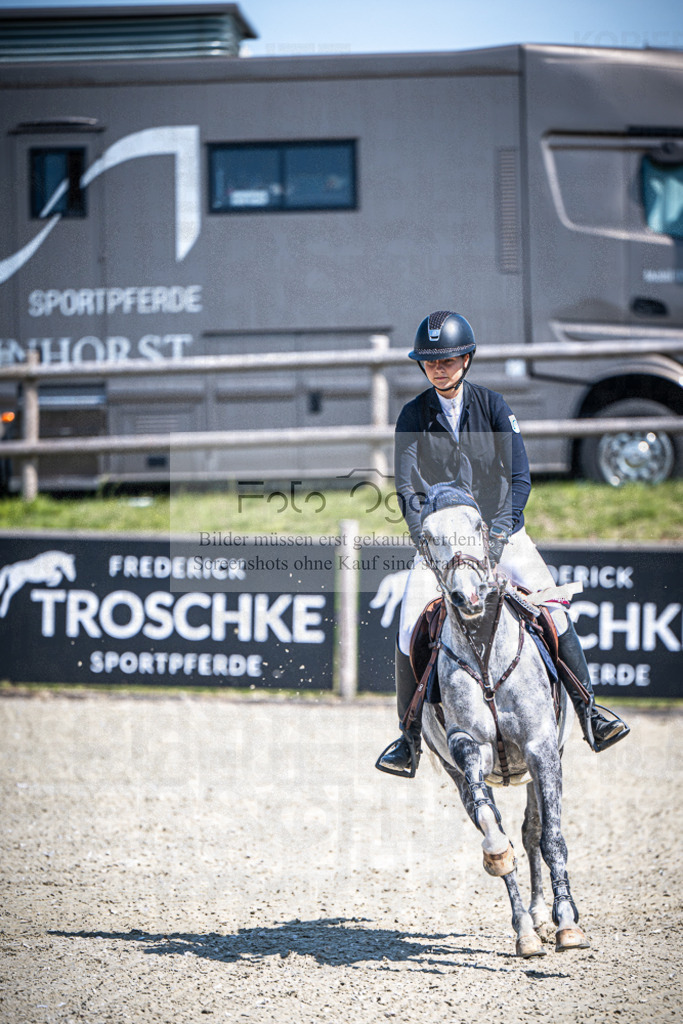 DOS_2944 | Entdecke hochwertige Reitturnierfotos von Foto Oger. Professionell, emotional und authentisch – jetzt Lieblingsmomente im Shop bestellen.Deutschlandweite Turnierfotografie. - Realisiert mit Pictrs.com