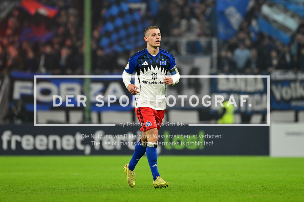 Fußball I Herren I Saison 2025-2026 I DFB-Pokal I Achtelfinale I Hamburger SV - Holstein Kiel I 39343 | Einzelfoto, Freisteller, Einzelbild, Cut-out, isoliertes Motiv, Sportaufnahme, Nahaufnahme, freigestellt, freigestellte Aufnahme, Aufnahme, Einzeln: Miro Muheim (28, Hamburger SV) - Realisiert mit Pictrs.com