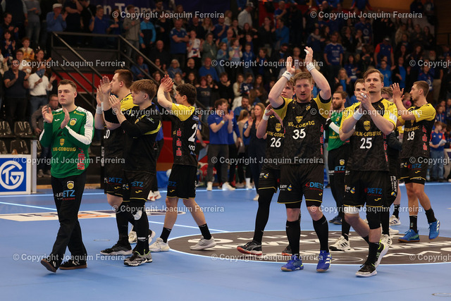 2025.03.26 xJFx TVG - COB_01205 Kopie | 2025.03.26 xJFx  Elsenfeld-Untermainhalle 2. Handball-Bundesliga 2024/25, TV Großwallstadt - HSC 2000 Coburg von links, HSC 2000 Coburg  bedankt sich bei den Fans, bedanken, Dank. Mannschaft nach dem Spiel, after the match bedankt sich bei den Fans, applauds the fans enttaeuscht, enttaeuscht schauend, dissapointed, traurig, frustiert, frust, gefrustet - Realisiert mit Pictrs.com