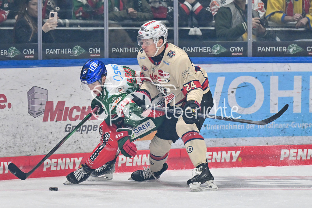 Augsburger Panther - Nürnberg Ice Tigers | im Duell Moritz ELIAS (Augsburger Panther #46) und Markus WEBER (Nürnberg Ice Tigers #24) / Zweikampf / DEL: Augsburger Panther - Nuernberg Ice Tigers, Curt Frenzel Stadion am 06.12.2024