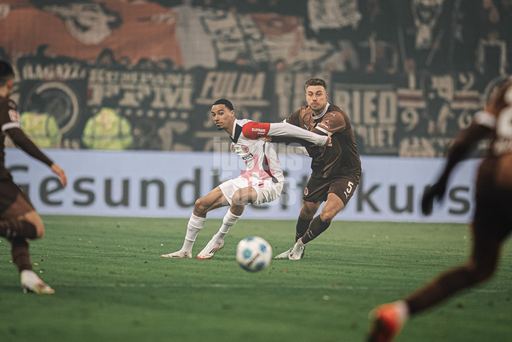 Fußball | Männer | Saison 2024/2025  | Fußball-Bundesliga | 16. Spieltag | FC St. Pauli vs. Eintracht Frankfurt | 11.01.2025 | v.l. Hugo Ekitike (#11, Eintracht Frankfurt) gegen Hauke Wahl (#5, FC St. Pauli)
