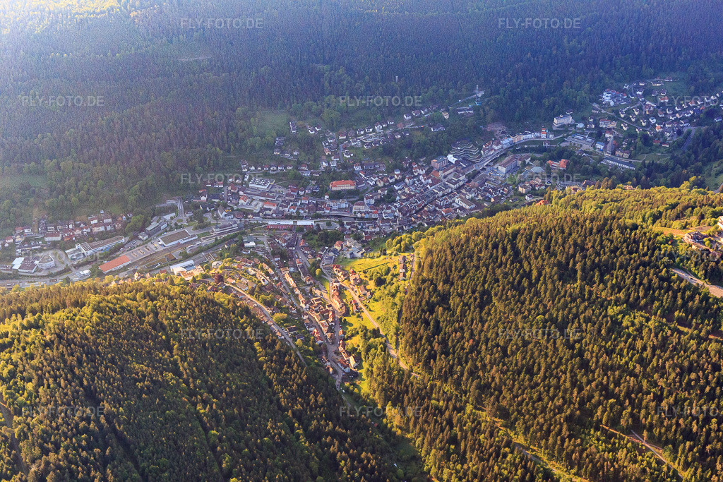 Luftbild: Kurstadt-Ansicht von Westen in Bad Wildbad im Bundesland Baden-Württemberg in Deutschland. Foto: IMG_114337.jpg vom 30.05.2019 durch Werner Riehm/FLY-FOTO.de
