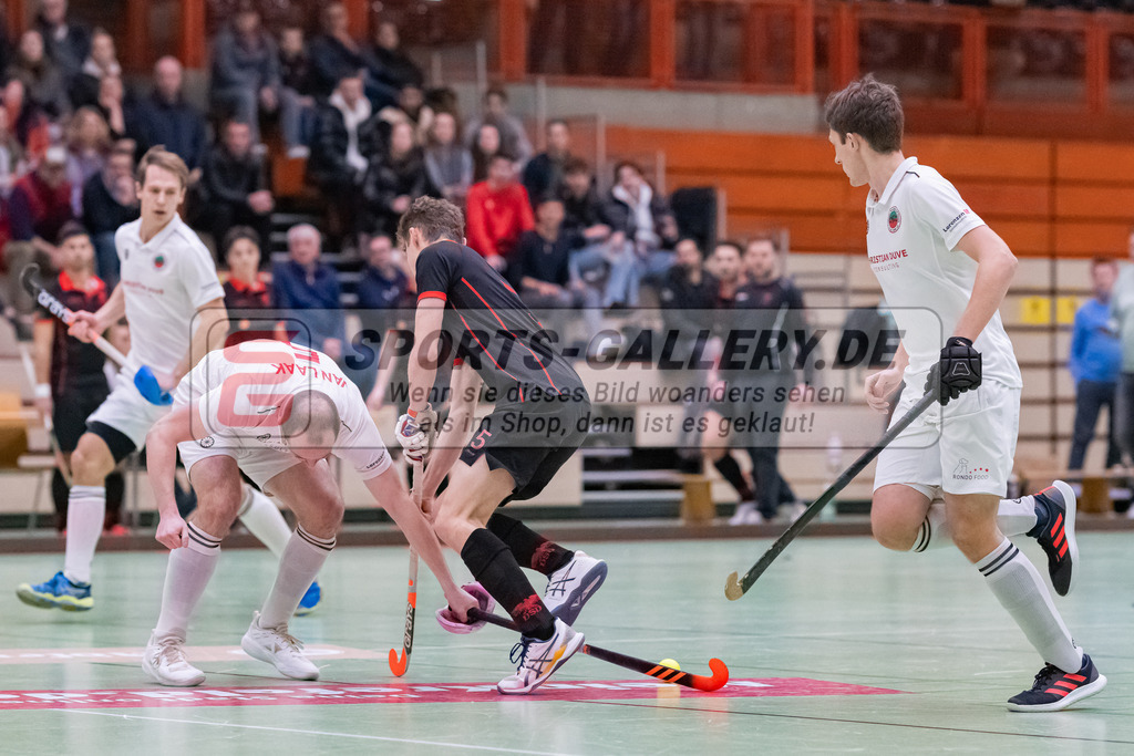HK_20230113_102678 | 1. Bundesliga ( Halle ) Herren Crefelder HTC - DSD Düsseldorf am 13.1.2023 Crefelder HTC  ( CHTC ) Halle Glockenspitz , Krefeld , Bergs Maximilian ( DSD Düsseldorf #5 ) . van Laak Max ( Crefelder HTC #5 )