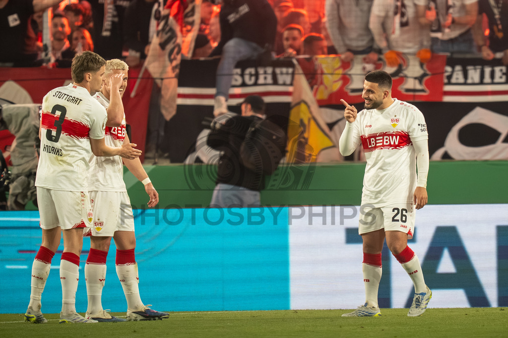 VfB Stuttgart vs. SC Freiburg, Fussball, DFB-Pokal, Halbfinale, 23.04.2026 | Deniz Undav (VfB Stuttgart, #26) bejubelt mit Ermedin Demirovic (VfB Stuttgart, #09) das 1:1,VfB Stuttgart vs. SC Freiburg, Fussball, DFB-Pokal, Halbfinale, 23.04.2026DFB regulations prohibit any use of photographs as image sequences and/or quasi-video