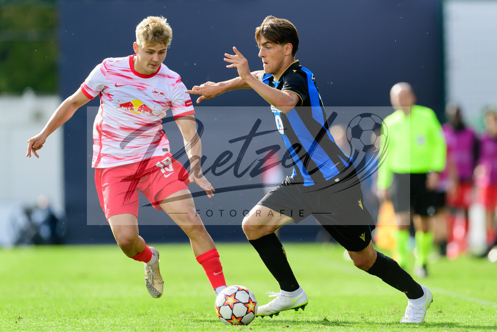 YLLEBR20210928_056 | Fussball, A-Junioren: Robin Friedrich (RB Leipzig) und Lynnt Audoor (Club Brugge KV) im Zweikampf beim Spiel der UEFA Youth League zwischen RB Leipzig und FC Bruegge im Stadion am Cottaweg am 28.09.2021 in Leipzig, Deutschland. - Realisiert mit Pictrs.com